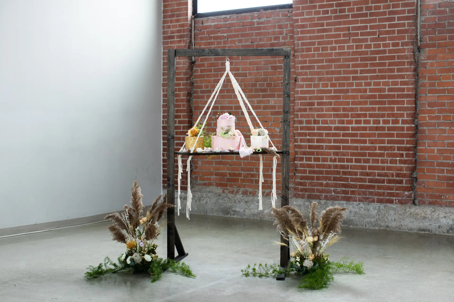 Wood and macrame cake swing 